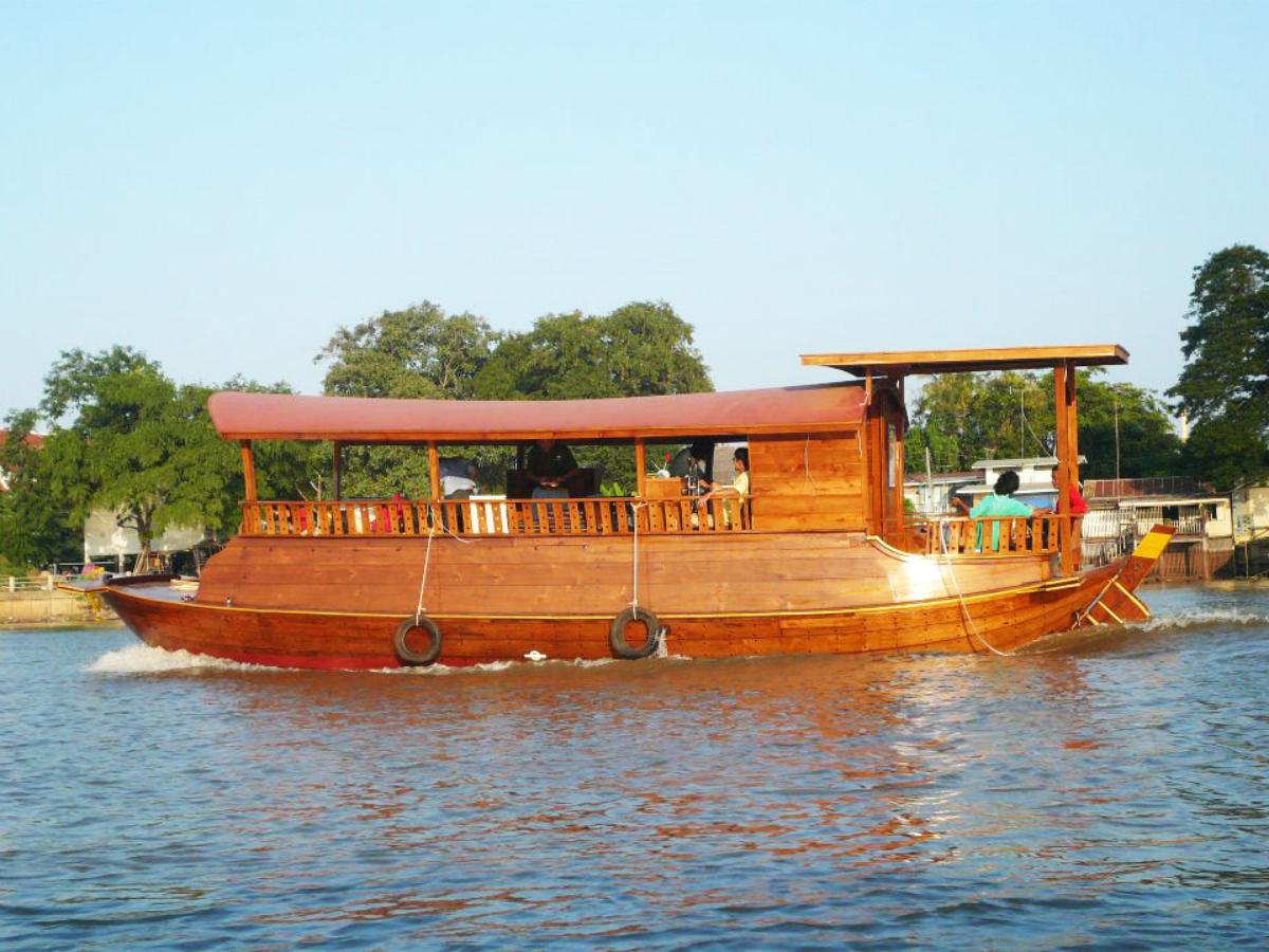 A luxury cruise & by bycling tour historical ayutthaya. (full day)