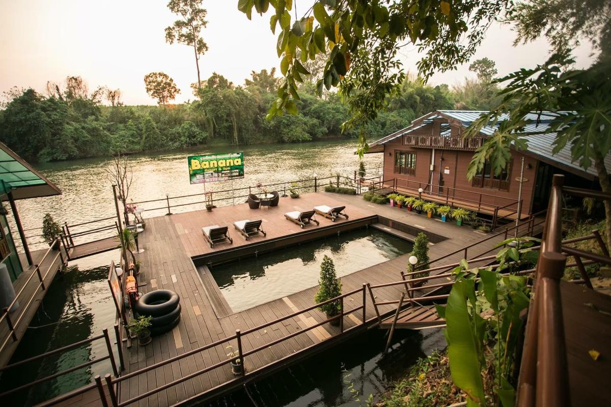 นอนแพ หนีโควิด สูดไอเย็น ริมแม่น้ำแคว@ฺbanana resort Kanchanaburi พิเศษสำหรับ2ท่าน (2 วัน 1 คืน)